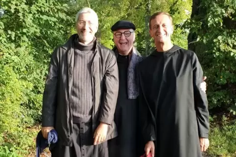 „Seid’s ihr echt?“ werden Die Preister am häufigsten gefragt (von links): Andreas Schätzle, Pater Rhabanus Petri und Vianney Mei