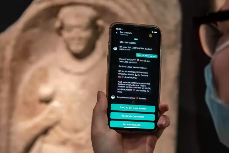 Über die neue App – hier vor einem Grabstein eines Centurio aus dem 1. Jahrhundert nach Christus – können Besucher mit Exponaten