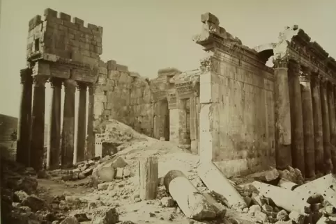Portal des Bacchus-Tempels im libanesischen Baalbeck vor den Ausgrabungen 1899 durch Kaiser Wilhelm II , aufgenommen um 1875. 