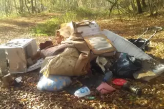 Einige Beispiele für illegale Müllentsorgung: Sperrmüll in Kusel-Bledesbach, ...