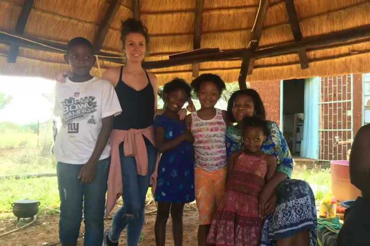 Jennifer May mit den von ihrem Verein unterstütztenden Kindern in Südafrika. 