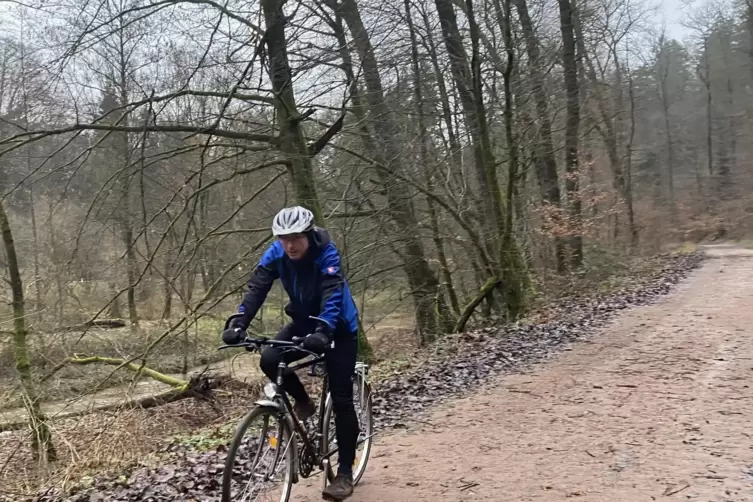 Gerd Fuhrmann aus Ma&szlig;weiler f&auml;hrt auf dem M&uuml;hlenradweg von der Fausterm&uuml;hle Richtung Kneisperm&uuml;hle.