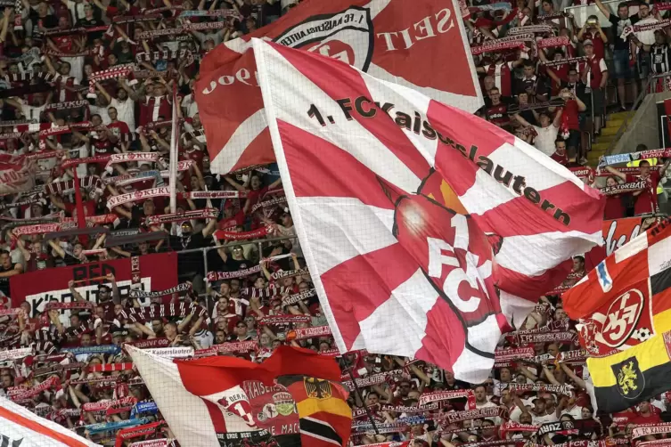 Mit vollem Einsatz: Peter Traub hat eine Dauerkarte f&uuml;r die FCK-Westkurve.