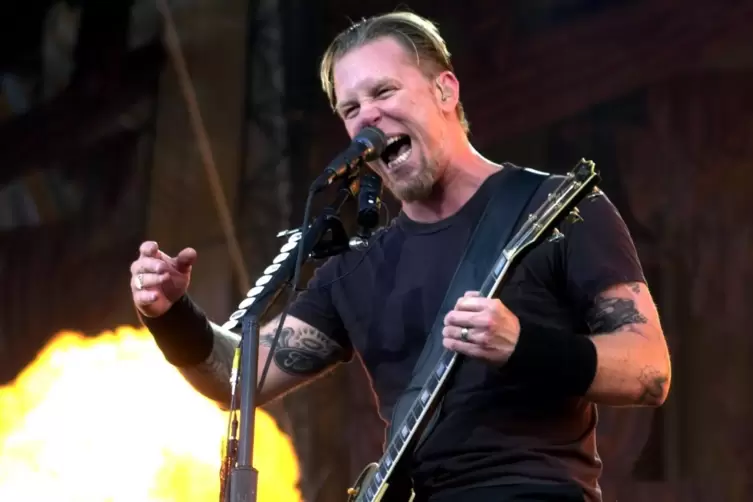 Sch&ouml;nster Einsatz: Metallica spielt mit Frontman James Hetfield beim Open-Air in Ludwigshafen. 