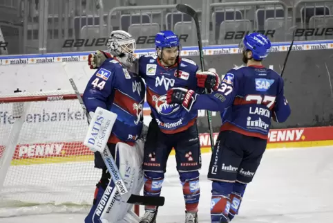 Läuft bei den Adlern: Dennis Endras, Craig Schira und Thomas Larkin