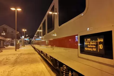 IC hält im Bahnhof Wörth - nimmt aber keine Passagiere mit.