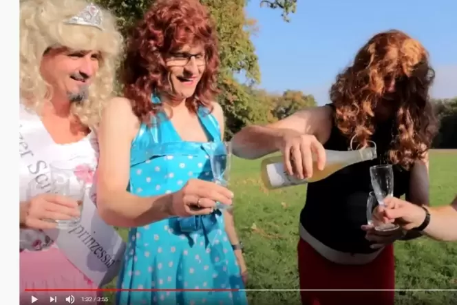 Damen beim Prosecco: Das Krautkopfteam zeigt sich auch im Video zu »Des isch mei Palz« von seiner närrischen Seite. Damen beim P