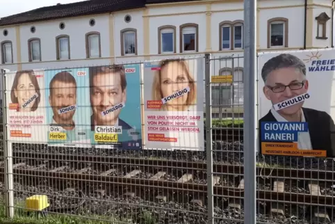 Aktueller Trend: überklebte Wahlplakate. 