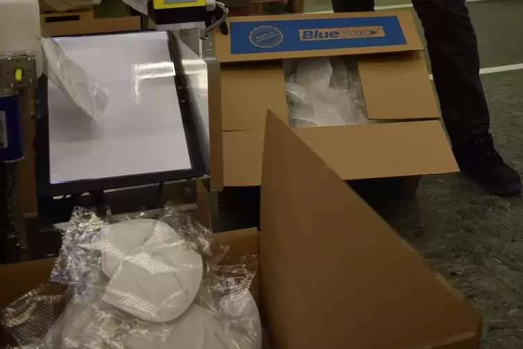 250.000 Masken verlassen das Karlsruher Werk t&auml;glich. 