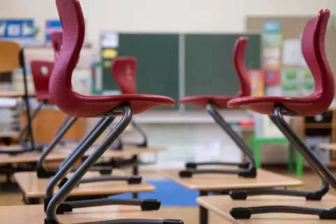 Bald können die Stühle in den Grundschulen wieder runter vin den Tischen. Die Kinder kommen bald zurück.