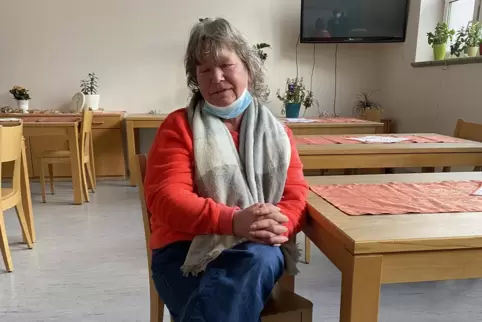 Pia Henson, die fürs Foto die Maske heruntergezogen hat, wohnt seit fünf Jahren im Heim St. Christophorus – und fühlt sich sehr 