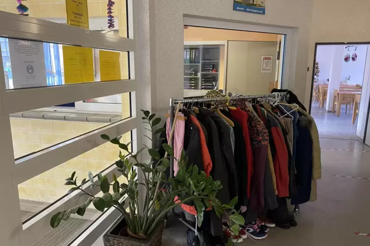 Im Foyer des Obdachlosenheims ist stets eine Kleiderauswahl zum Mitnehmen.