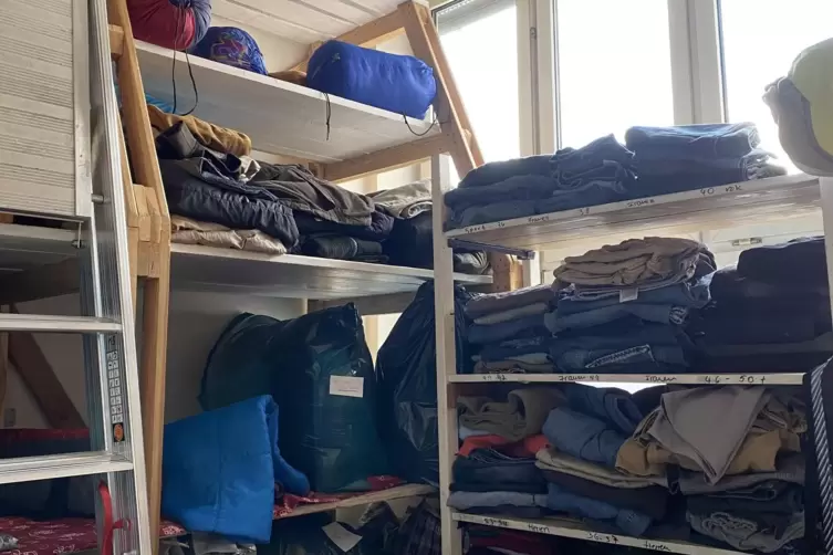 Die Kleiderkammer in der Einrichtung ist gut gef&uuml;llt.