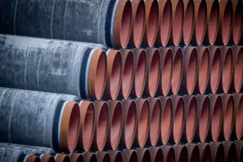Schön aufgereiht: Röhren für die Erdgas-Pipeline Nord Stream 2 , die im Ostseehafen Mukran lagern. 