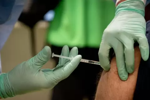 Impfung gegen das Coronavirus in einem Berliner Impfzentrum. 