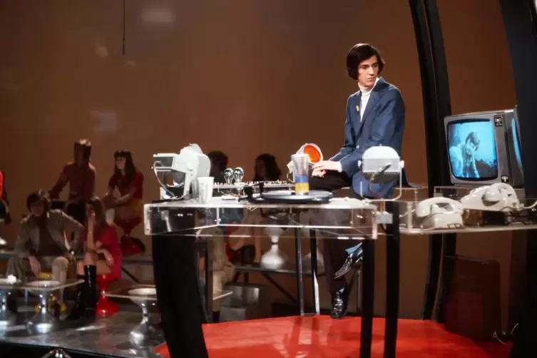 Für die 70er futuristisch: Ilja Richter moderiert „disco“ zwischen Plattenspieler, Monitor, Telefonen – und Plastik. 