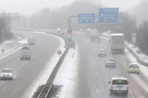 Der Frost hat Straßenschäden verursacht. 