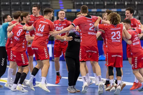 Gäste-Jubel in der Porsche-Arena: Die Eulen feiern den 29:26-Auswärtssieg in Stuttgart. 