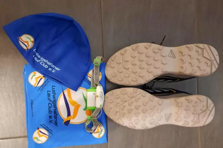 Eine M&uuml;tze und Schuhe mit gutem Profil brauchen L&auml;ufer im Winter.