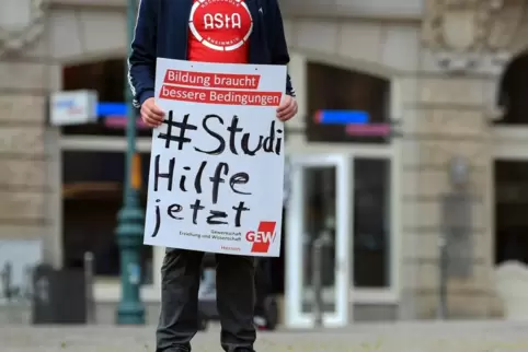Die Nothilfe richtet sich an Betroffene, die zum Beispiel durch einen wegbrechenden Nebenjob in finanzielle Schwierigkeiten gera