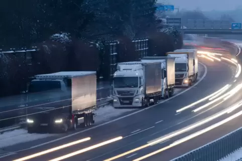 Viele Lkw seien auf das Winterwetter nicht ausreichend vorbereitet gewesen. 