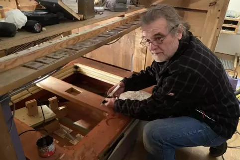 In Holzteilen der Kirchenorgel von Breunigweiler hatte sich der Holzwurm eingenistet, ein Fall für den Orgelspezialisten Ulrich 
