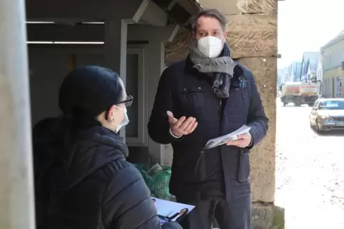  „Ich bin Alexander Schweitzer, ich trete für die SPD an.“ Aber in Billigheim-Ingenheim weiß das eh jeder.