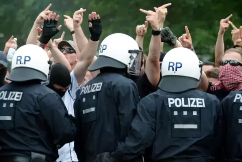 Polizei-Einsatz beim Hochrisiko-Spiel zwischen dem FCK und Waldhof Mannheim 2013. 
