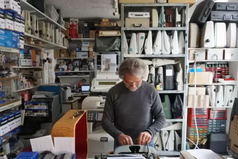 Josef Bajfus testet das Schriftbild einer Schreibmaschine.