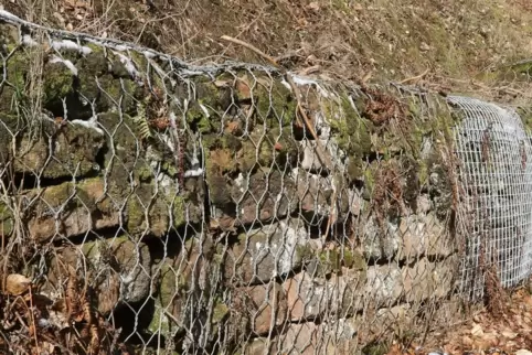 Ein Fall für die Bauarbeiter ist diese Steinwand bei Höningen. 