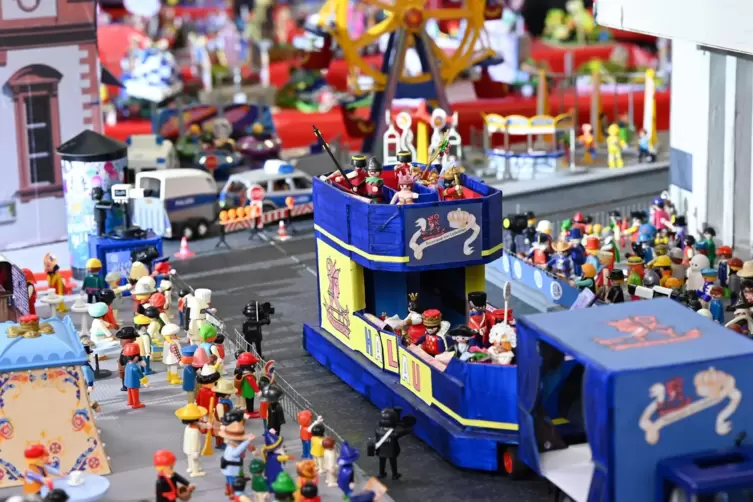 Faschingsumzug mit Playmobil-Figuren: Das haben sich Fasnachter im hessischen Offenbach als Alternative für die närrischen Tage 