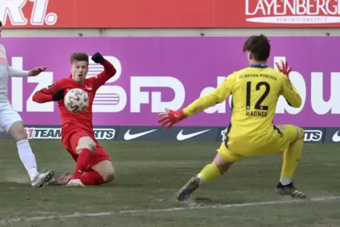 Die Riesenchance zum 2:1- Siegtreffer für FCK-Torjäger Marvin Pourié kurz vor Schluss. Der Ball fliegt aber am langen Pfosten vo