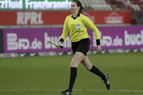 Assistentin in der 3. Liga: Christina Biehl beim Spiel 1. FC Kaiserslautern gegen Türkgücü München.