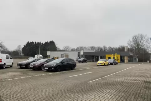 Das Tretter-Schild ist abmontiert, nur noch einzelne Autos stehen auf dem Firmengelände. 