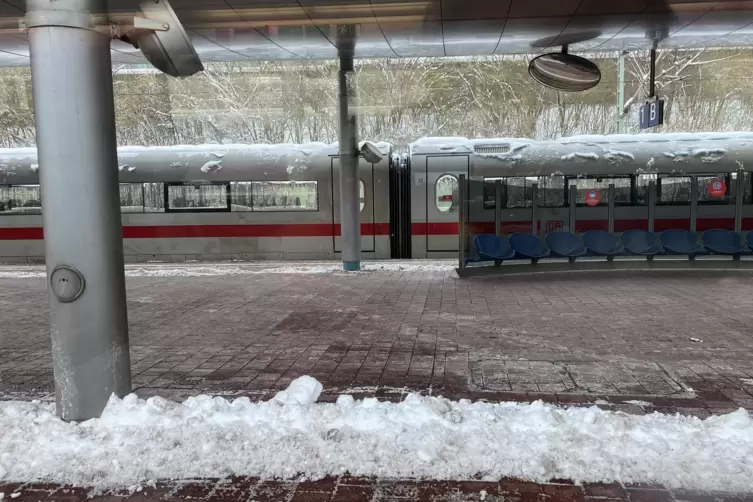 Endlich wieder der normale Wahnsinn: &bdquo;Aufenthalts-ICE&ldquo; am Bahnsteig in Kassel. 