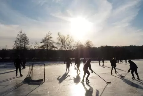 Wie im Bilderbuch sah die Eisfläche auf der Bliesaue am Wochenende aus. Nicht bilderbuchreif war indes, dass sich kaum ein Besuc
