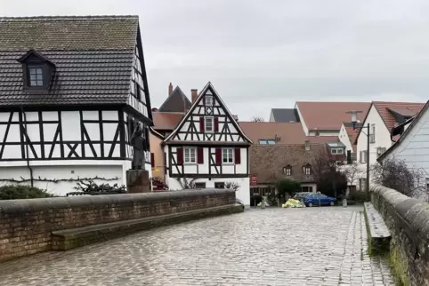 Sonnenbrücke: links und rechts vor der Brüstung die „Bänke“. Sonnenbrücke: links und rechts vor der Brüstung die „Bänke“.