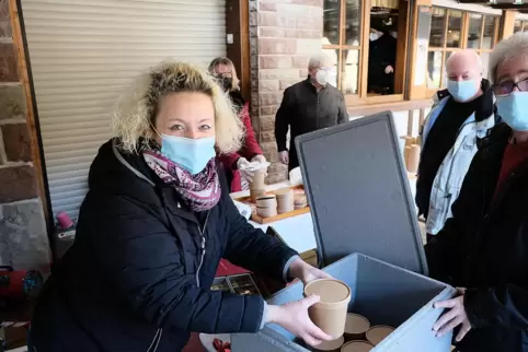 Die stellvertretende Vorsitzende Simone Blatt kassiert und gibt die Suppe aus, hinten rechts der Vorsitzende Roland Heitmann an 