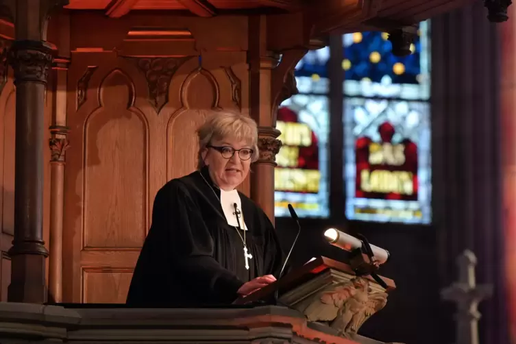 Bei ihrer Antrittspredigt in der Speyerer Gedächtniskirche: Kirchenpräsidentin Dorothee Wüst.
