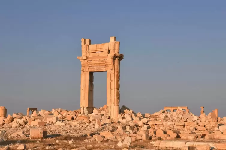 Nach dem Bildersturm des IS in Palmyra ragt nur noch ein Teil des Eingangsportals des Bel-Tempels aus den Trümmern. 