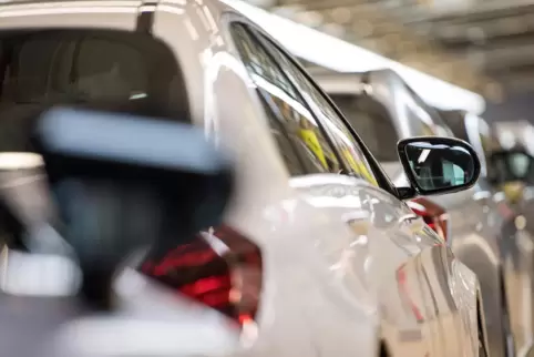 Auch die S-Klasse von Mercedes ist von dem Softwarefehler betroffen. Ein Update soll ihn beheben.