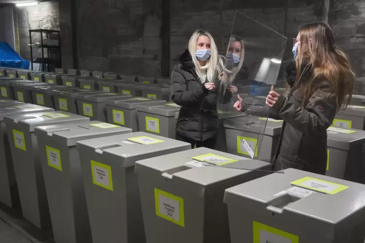 Eine Spuckschutzwand, wie sie bei der Landtagswahl in den Wahllokalen stehen wird, wird montiert.