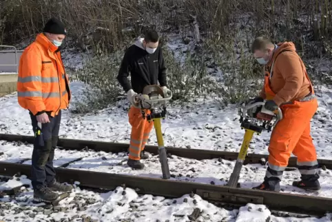 Auch das Stopfen der Gleise gehört zur Ausbildung. Hier bei der Arbeit: Ausbilder Maximilian Müller, Michael Schärer und Niclas 