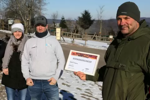 Anika und Markus Zimmer von „Outdoor Nation Westpfalz“ übergaben Wildparkbetreiber Harald Schauß (von links) einen Spendenscheck