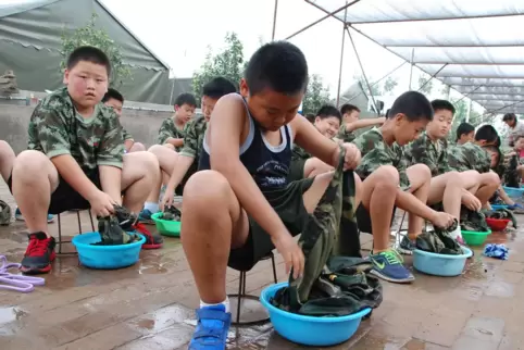 Seit Jahren klagen Lehrer und Erzieher über Chinas verwöhnte Einzelkinder. Eine Folge der Ein-Kind-Politik sind verwöhnte „klein