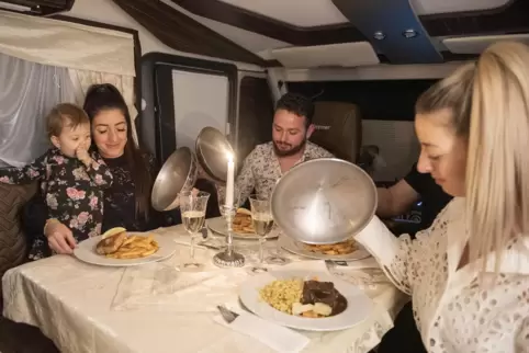 Die Speisen werden unter einer Glosche serviert.