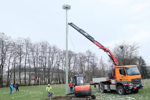 Der Frost spielte den Arbeitern gut zu. Normalerweise ist die Fahrt mit den schweren Autos auf der nassen Wiese eine Tortur.