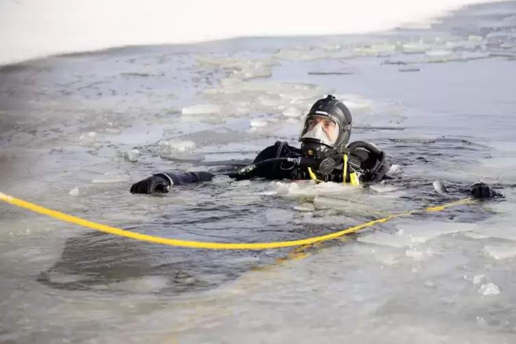 Auch geübte Eistaucher und Eisschwimmer sollten nur mit Sicherung ins Wasser gehen. 