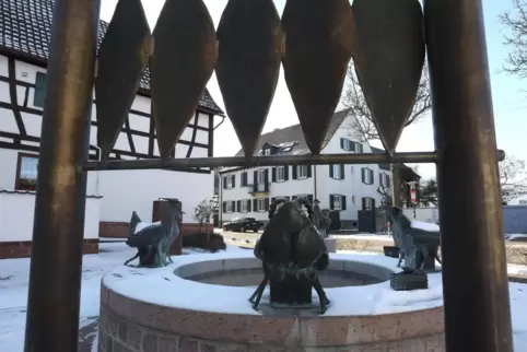 Stolisiert dargestellt ist das Trocknen der Tabakblätter in den Schuppen. 