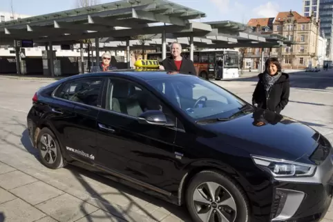 Anna Wirrer-Ohlenschläger (rechts), Geschäftsführerin der Taxizentrale Kaiserslautern, Unternehmerin Ilse Wagner sowie Fahrer Jo